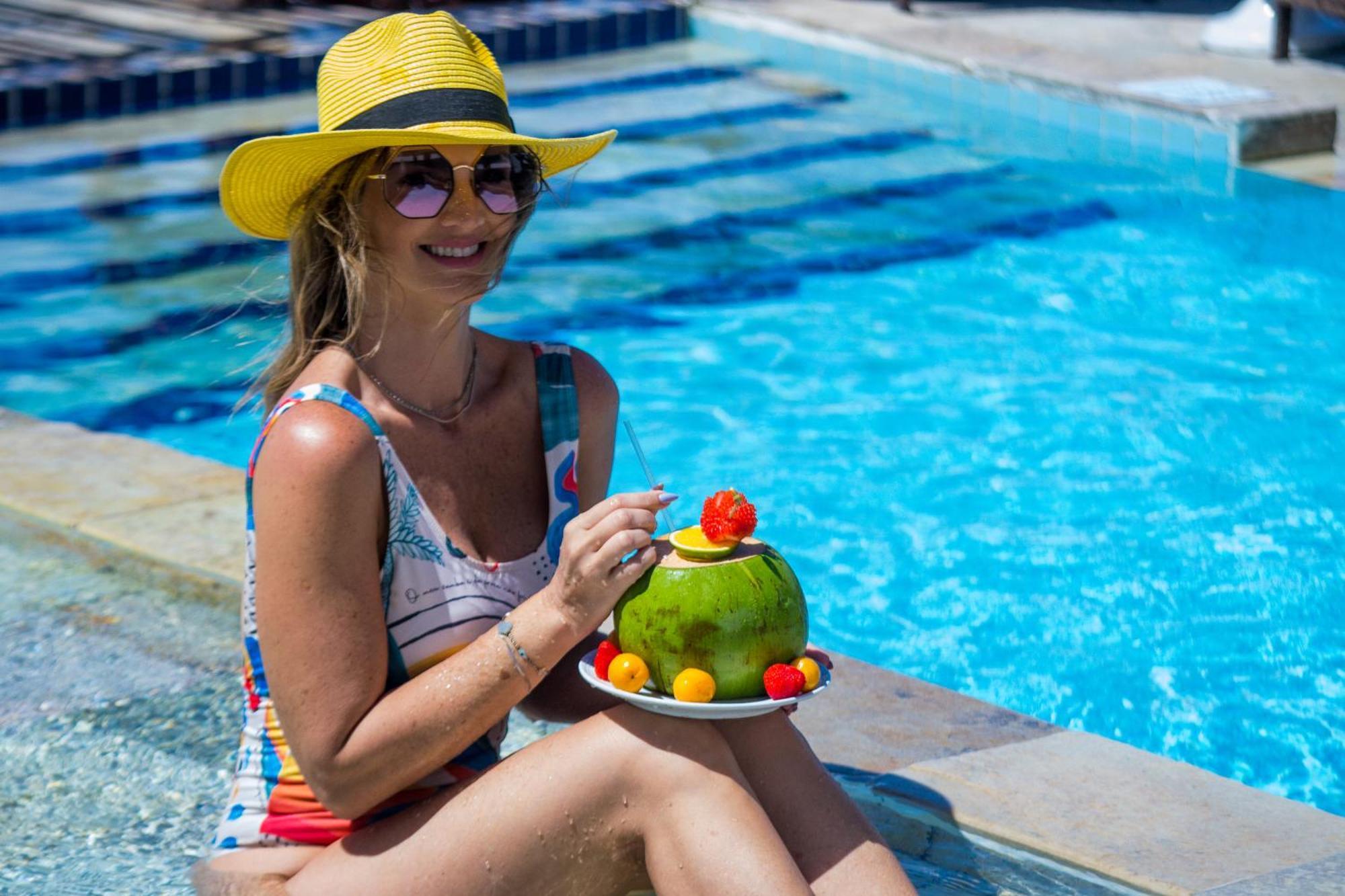 Wish Natal Hotel Exterior photo A woman wearing a hat